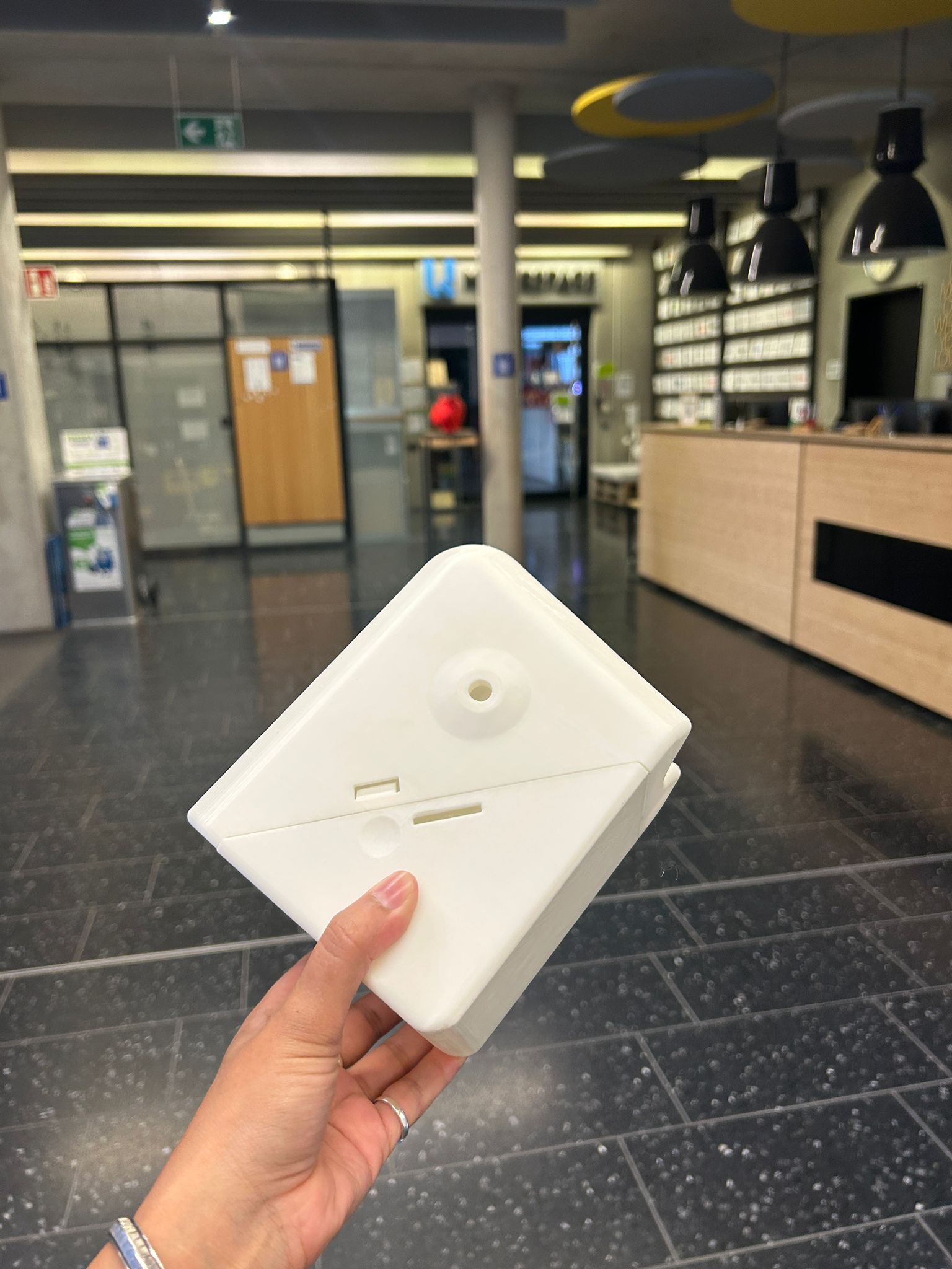 Weißes BettiBox Pilotmuster in der Hand für Handlingtests